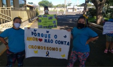 Desfile e confecção de cartazes em comemoração ao Dia internacional da Síndrome de Down