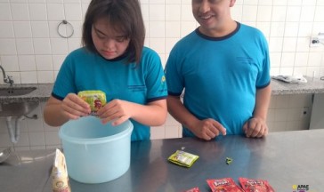 Aprendendo fazer gelatina na Unidade Referenciada